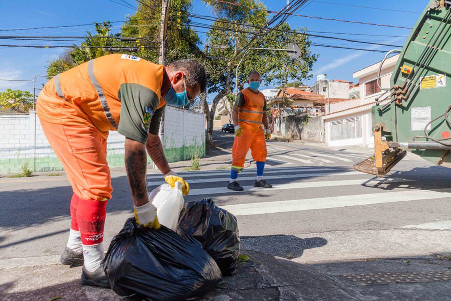 Semasa inicia coleta seletiva porta a porta no Jardim do Mirante