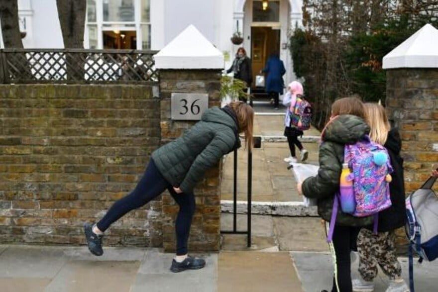 Covid-19: Inglaterra reabre escolas, primeira etapa de um longo Desconfinamento