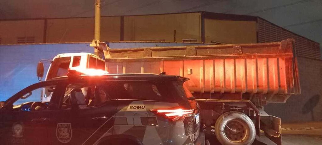 Caminhão flagrado efetuando descarte de Entulho