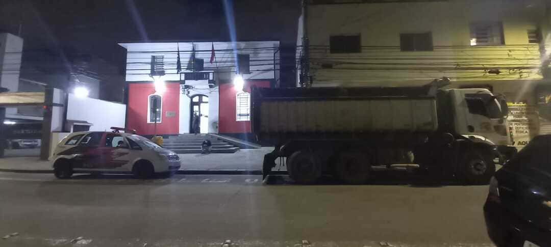 Caminhão flagrado efetuando descarte de Entulho Caminhão flagrado efetuando descarte de Entulho