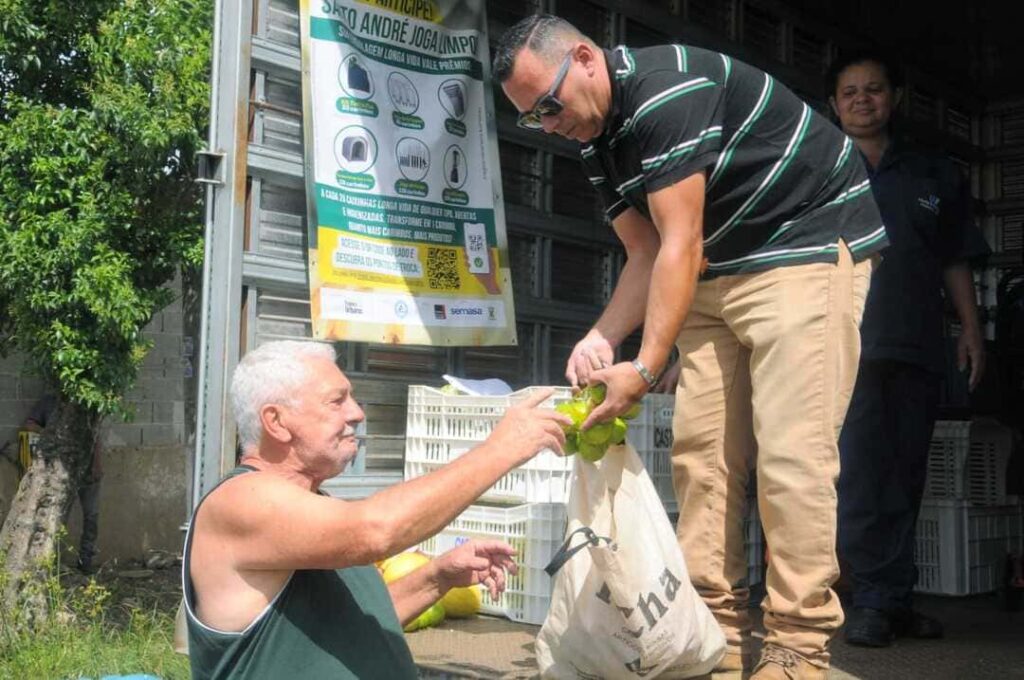 Programa que troca garrafas PET por ração estreia no Jardim Santa Cristina e Jardim Cristiane