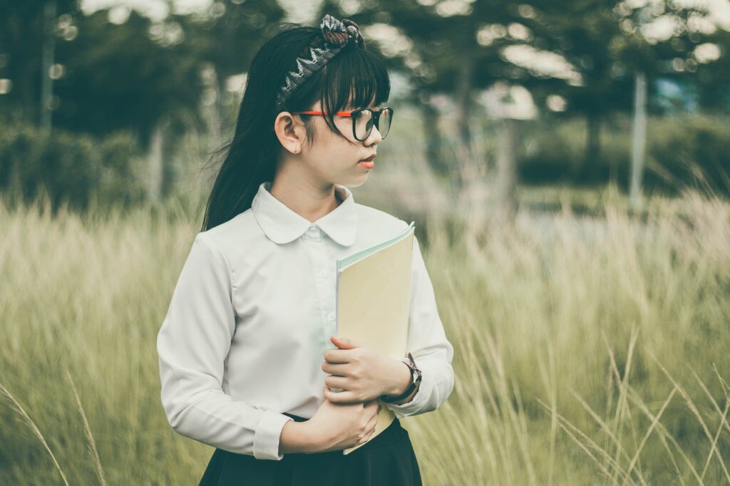 Por que as crianças usam uniformes escolares?