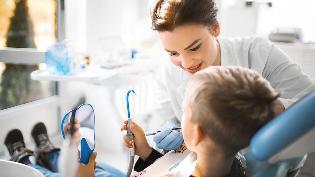 Pessoas com deficiências devem ter acesso a todas as áreas da saúde. Com a renovação do convênio de Odontologia, a saúde bucal dos Pacientes Especiais se mantém em dia.
