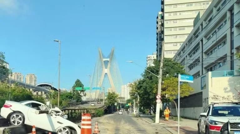 Carro Empalado na Zona Sul: Motorista Foge de Cena de Filme!