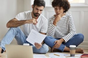 Renegociar dívidas: compensa usar crédito para negativado?