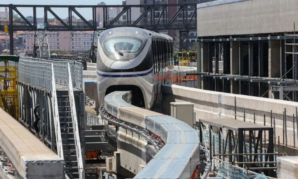 Finalmente! Trem da Linha 17 chega a Congonhas.