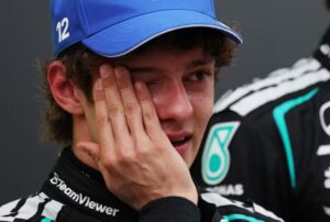 F1: Antonelli Cala Críticos e Vence na China